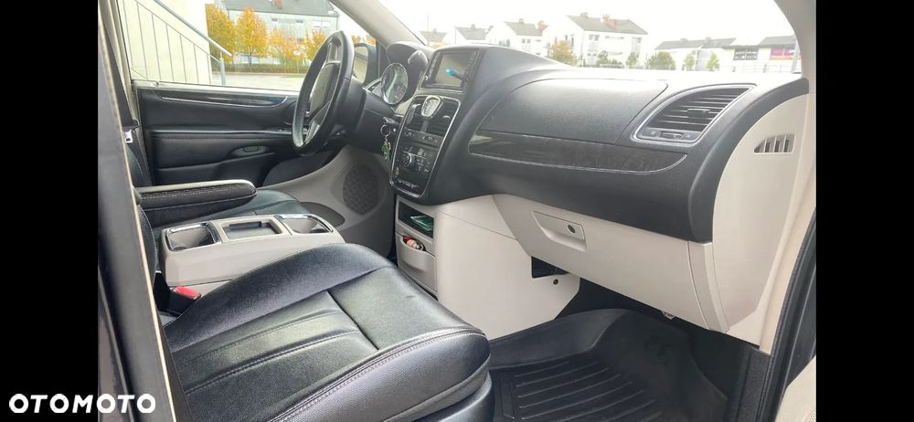 Chrysler Town & Country - 16