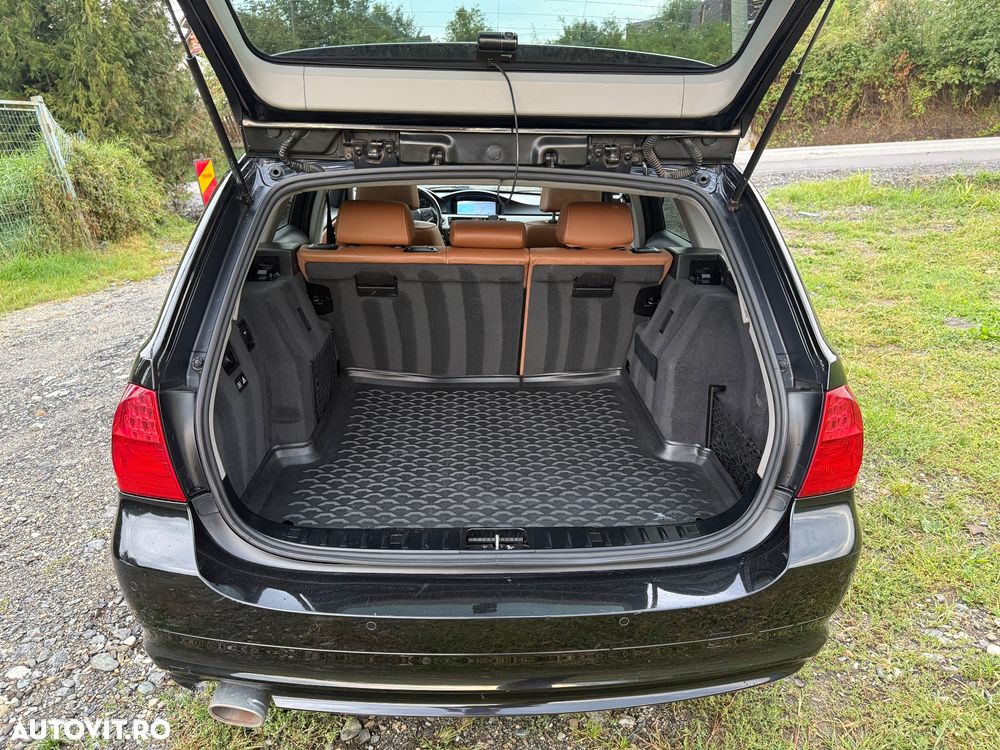 BMW Seria 3 320d xDrive DPF Touring Aut. - 12