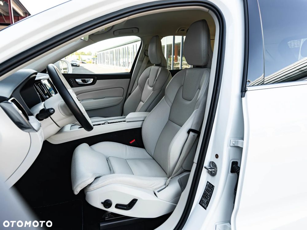 Volvo XC 60 B4 D AWD Ultimate Bright - 24