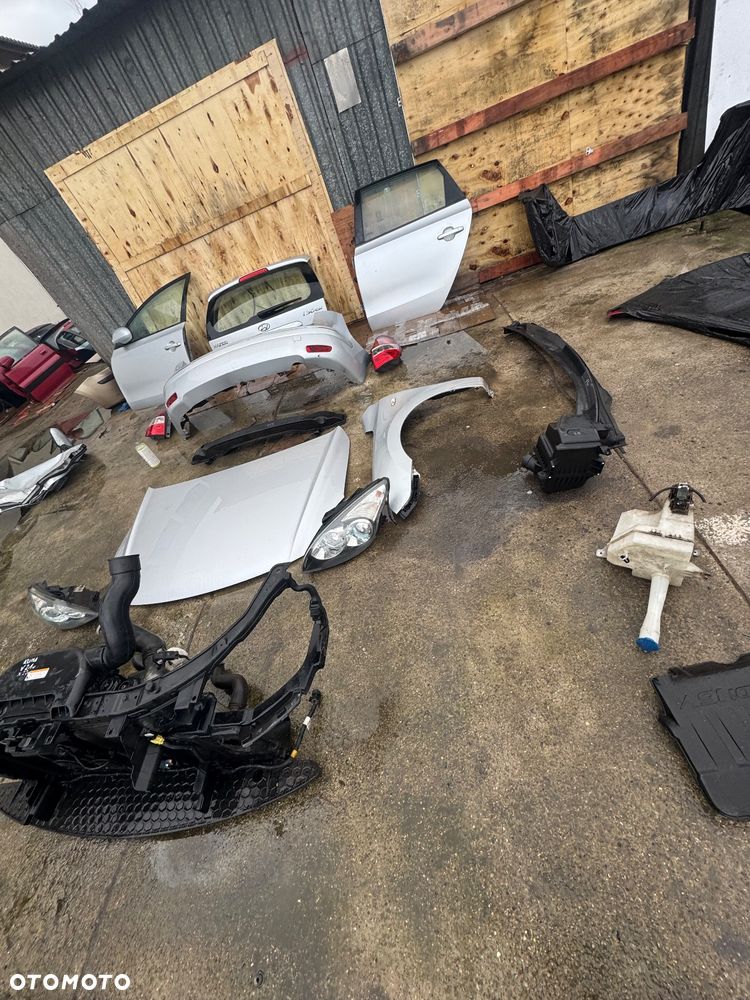 Hyundai i30 srebrny szary kolor 2R XP zderzak przód przedni pas przedni z chłodnicami lampy lampa soczewki soczewka soczewkowe maska srebrna błotnik prawy lewy przedni zbiornik zbiorniczek spryskiwaczy płynu podszybie drzwi szybka prawa lewa przednia tylnia drzwi przednie tylne prawy przód prawy tył przód lewy tył lewy klapa bagażnika bagażnik zderzak tylni tył kombi lampy tył tylnie prawa lewa belka przód przednia belka tylnia tył obudowa filtra powietrza lusterko prawe lewe - 8