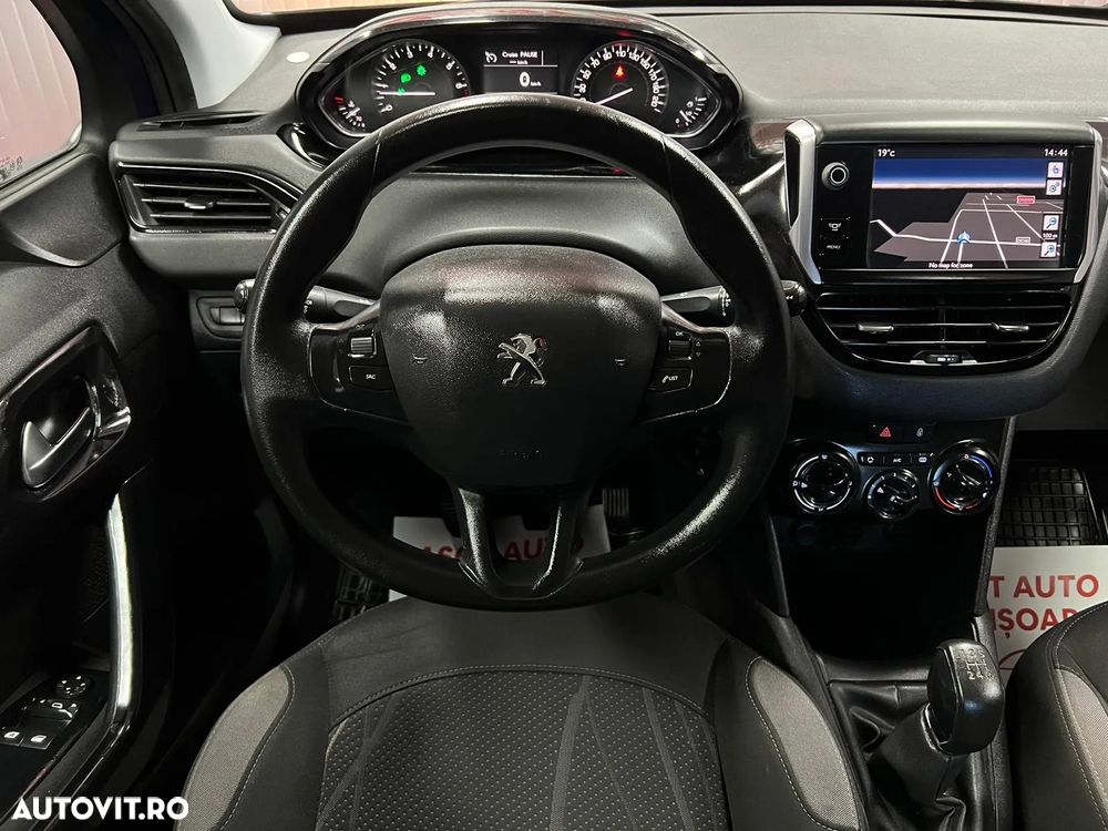 Peugeot 208 - 8