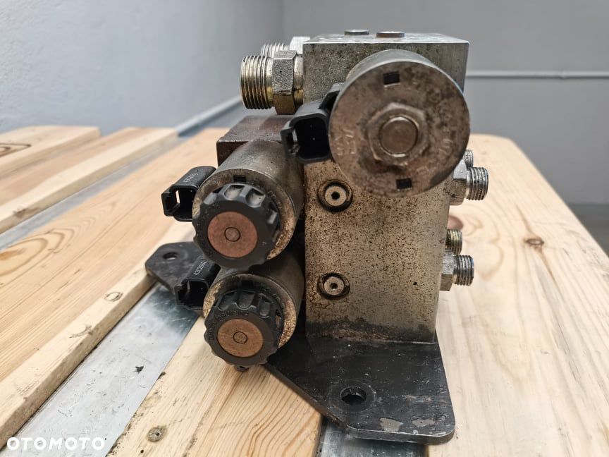 Blok zaworowy podpór CAT TH 560 Rexroth - 3