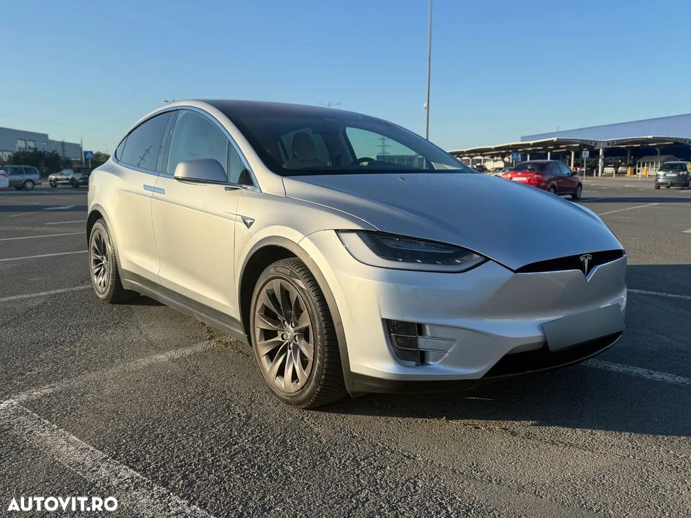 Tesla Model X - 5