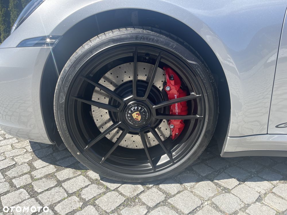 Porsche 911 Carrera 4 GTS - 11