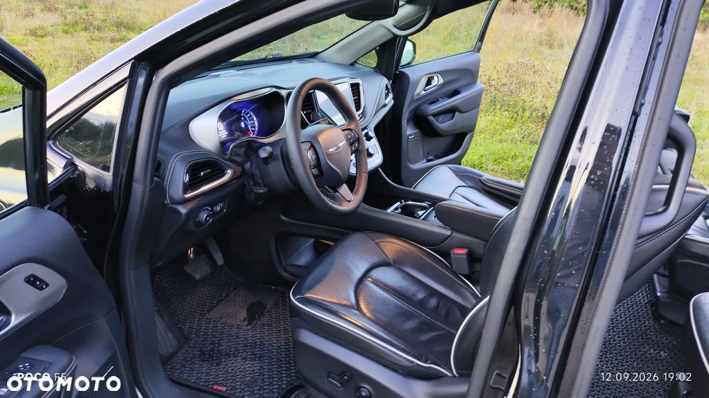 Chrysler Pacifica - 16