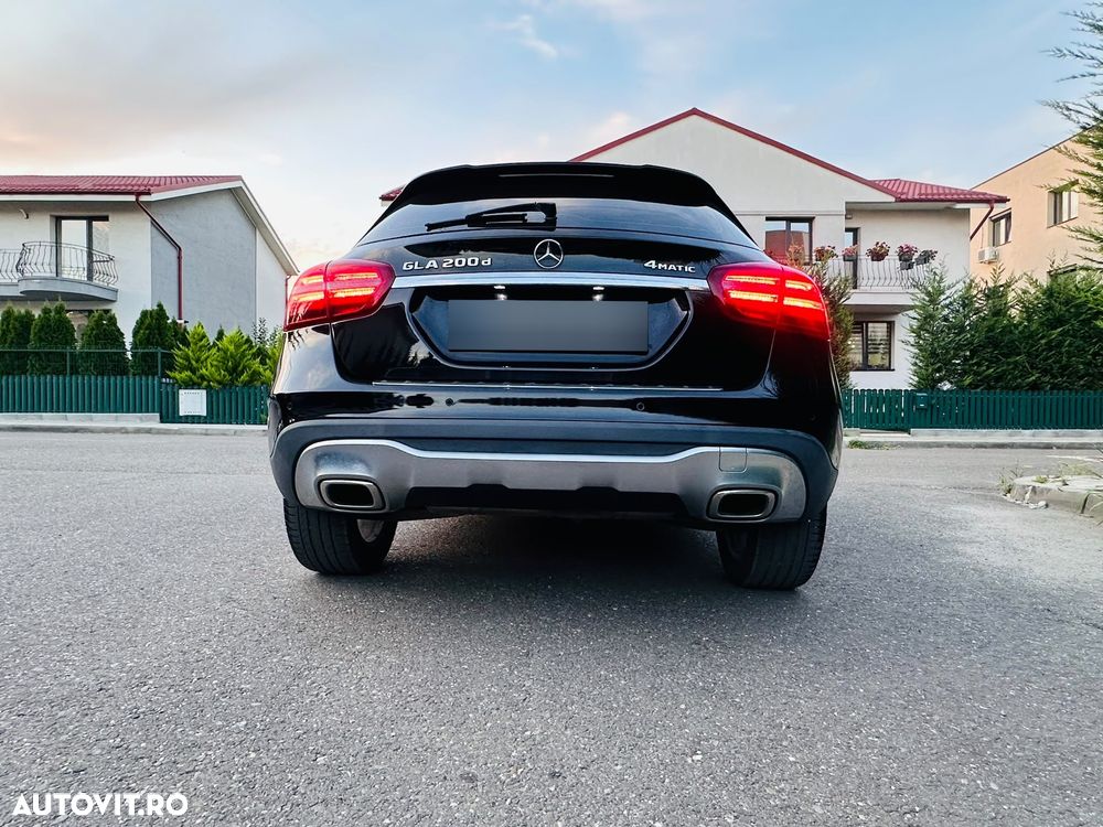 Mercedes-Benz GLA 200 d 4MATIC 7G-DCT - 4