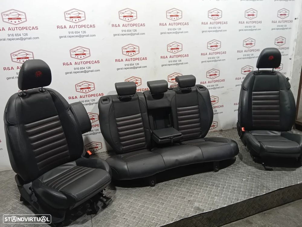 Conjunto de Bancos Alfa Romeo Giulietta em Pele com Costura Vermelha Original - 18