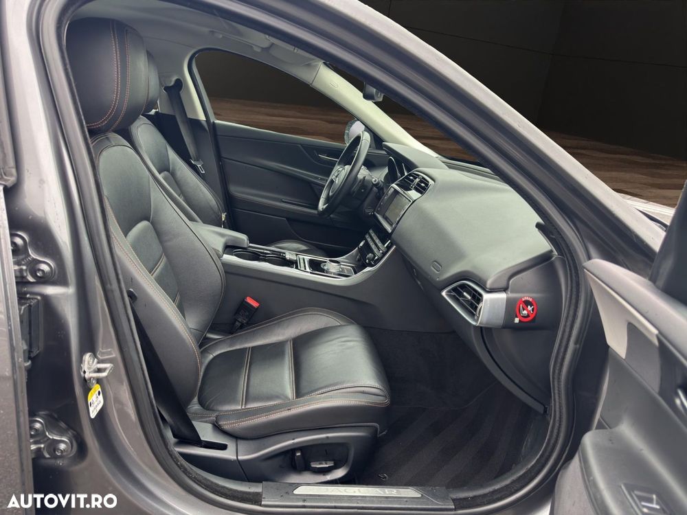 Jaguar XE - 12
