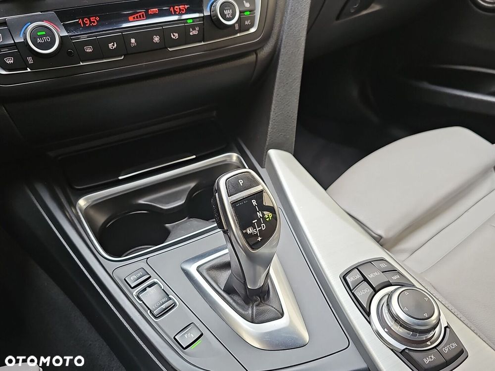 BMW Seria 3 335i xDrive Sport Line - 13