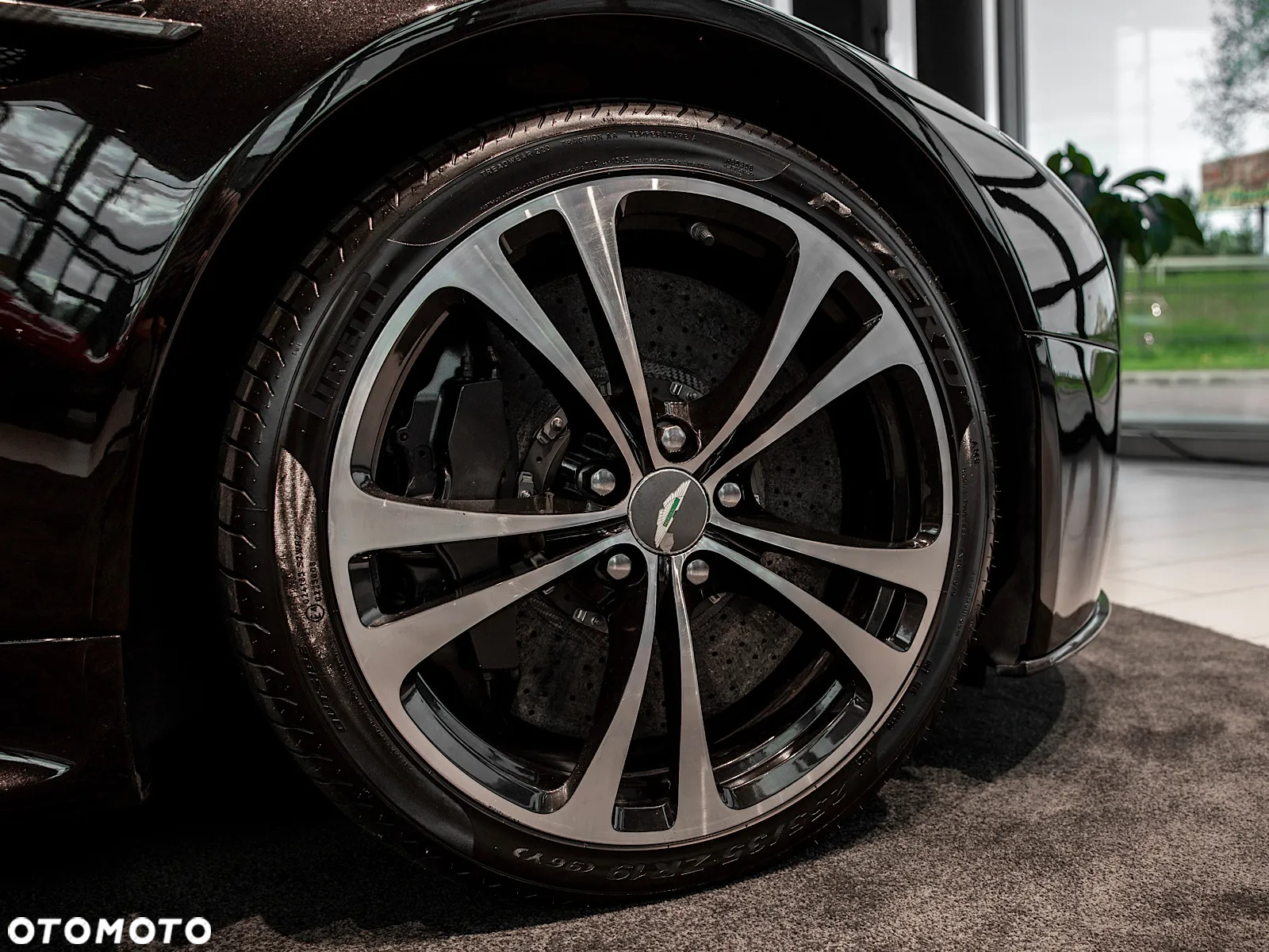 Aston Martin V12 Vantage - 9