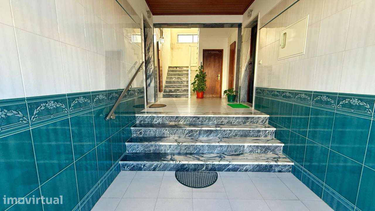 Apartamento T2 situado no 1.º andar, na Quinta do Conde - Grande imagem: 2/21