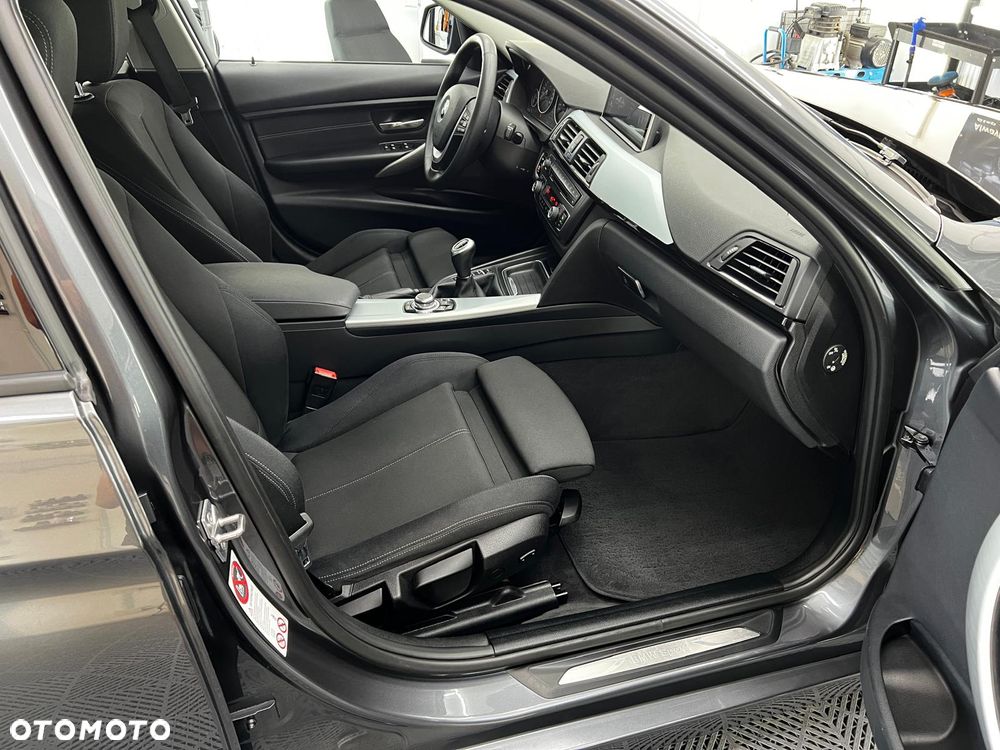 BMW Seria 3 318d DPF Edition Sport - 32