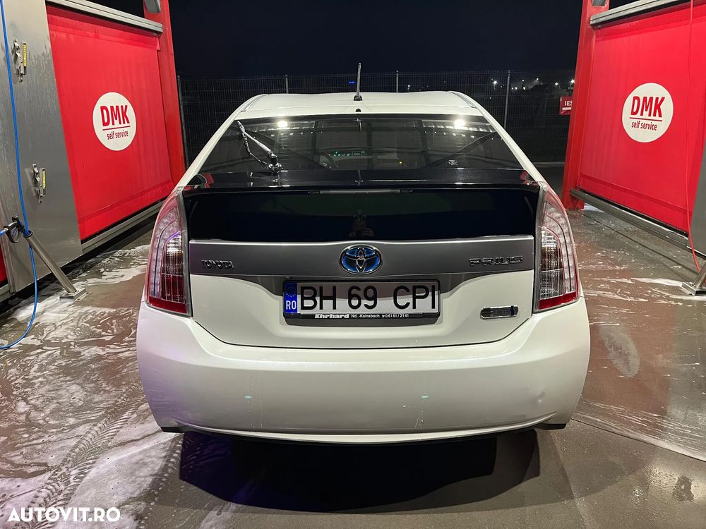 Toyota Prius Plug-in (Hybrid) Life - 11