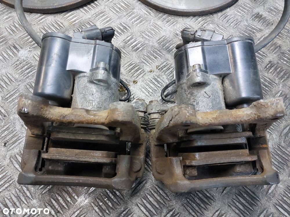 TARCZE HAMULCOWE TYŁ + KLOCKI + ZACISKI VOLKSWAGEN PASSAT B6 - 3