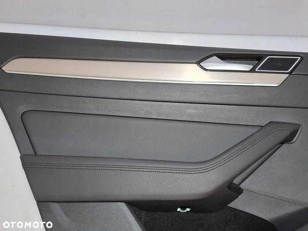VW PASSAT B8 2019 Kombi Boczek drzwi tylnych prawy skóra LED 3G5867211 - 2