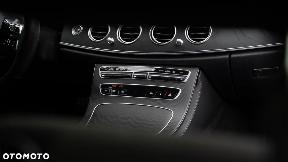 Mercedes-Benz Klasa E 300 9G-TRONIC AMG Line - 14