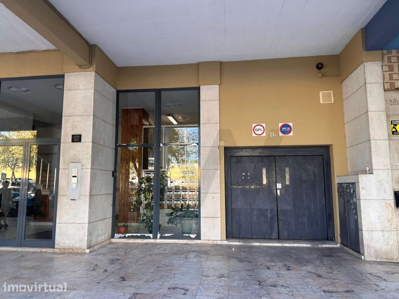 T3 com Garagem Privativa e Varandas Abertas – Remodelação Total em Cur - Grande imagem: 2/36