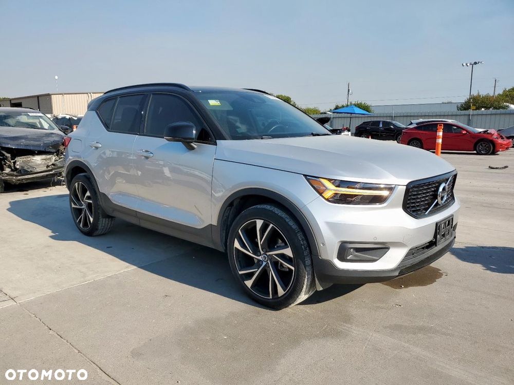 Volvo XC 40 T5 AWD Momentum - 4