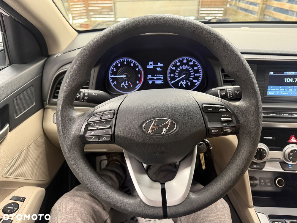 Hyundai Elantra - 12