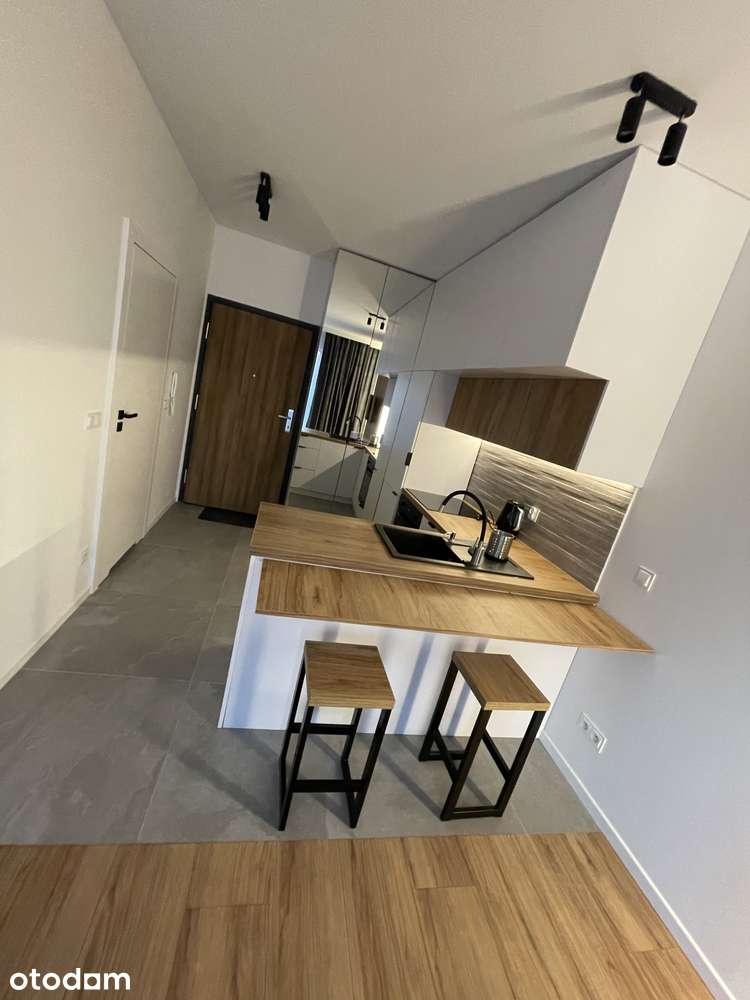 Jasna kawalerka 27 m² – ul. Bluszczowa (blisko PKP Gocławek)