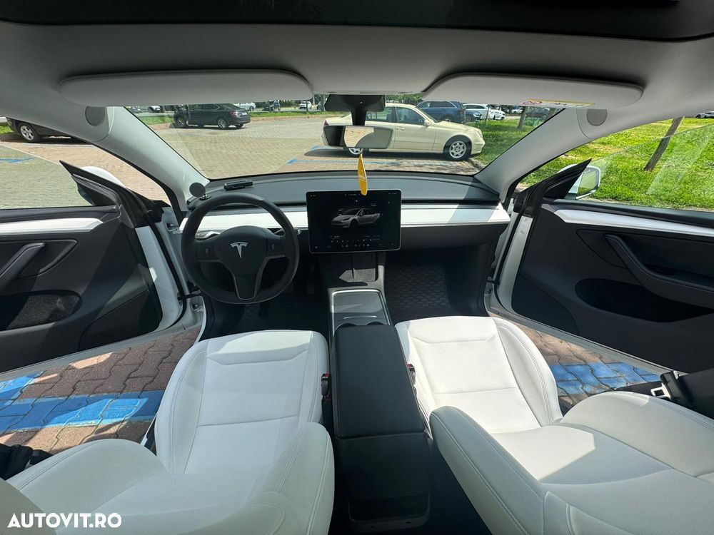 Tesla Model Y - 12