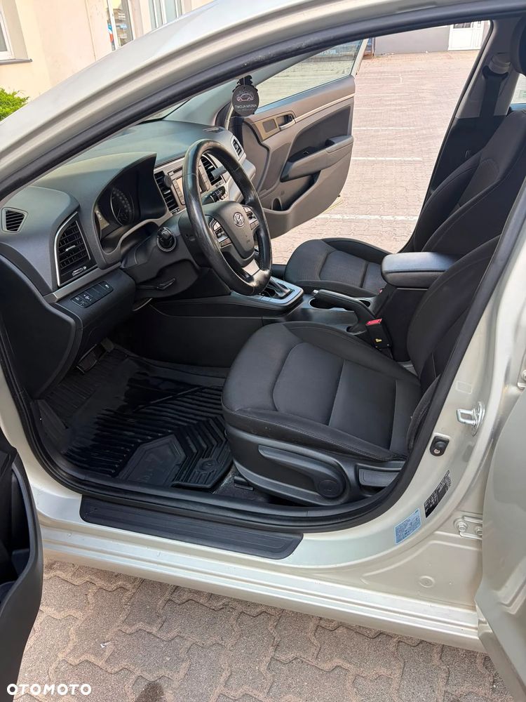 Hyundai Elantra 1.6 Comfort - 14