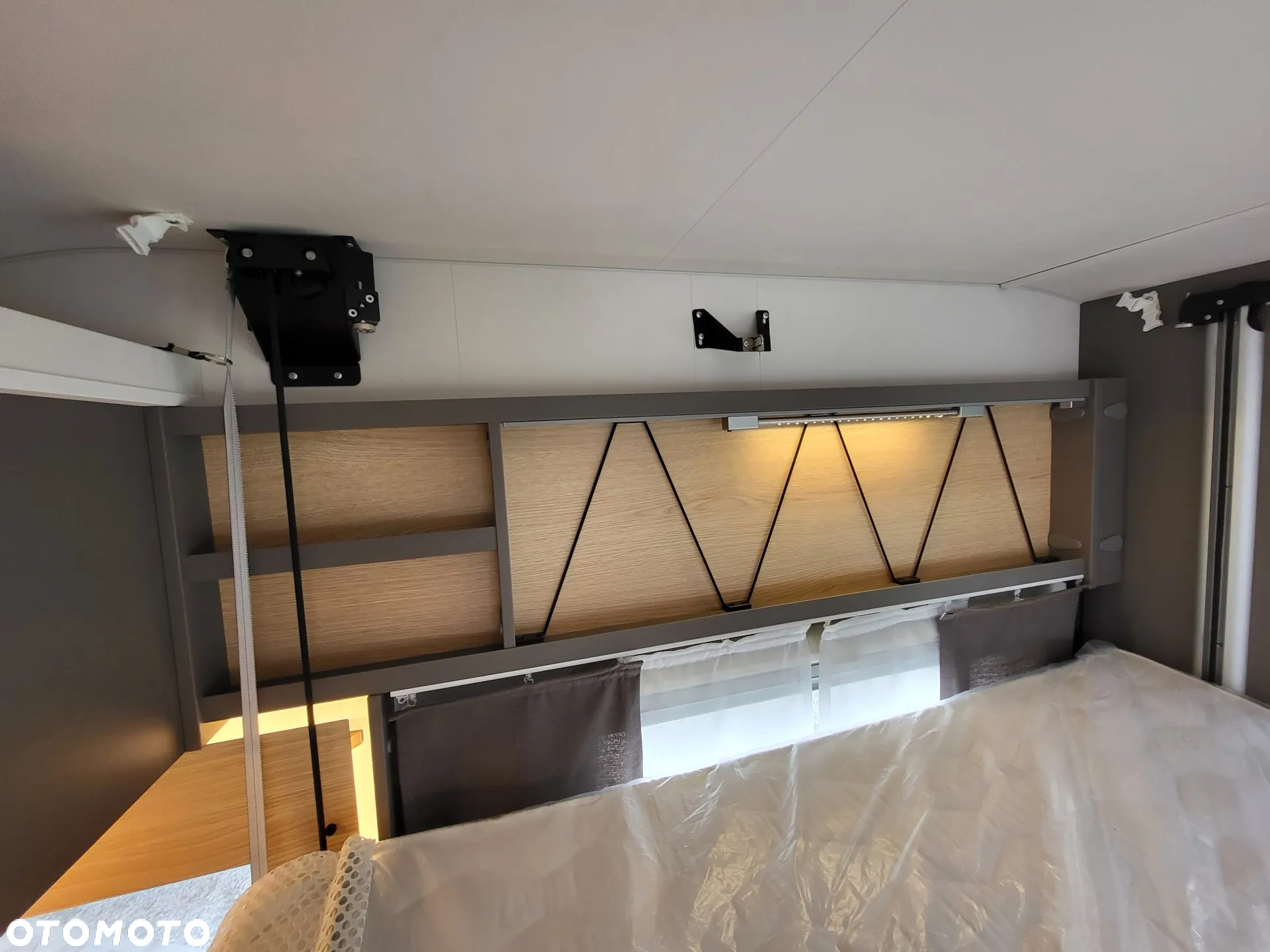 LMC Tourer Lift H730G - Kampery 4-osobowy - 23