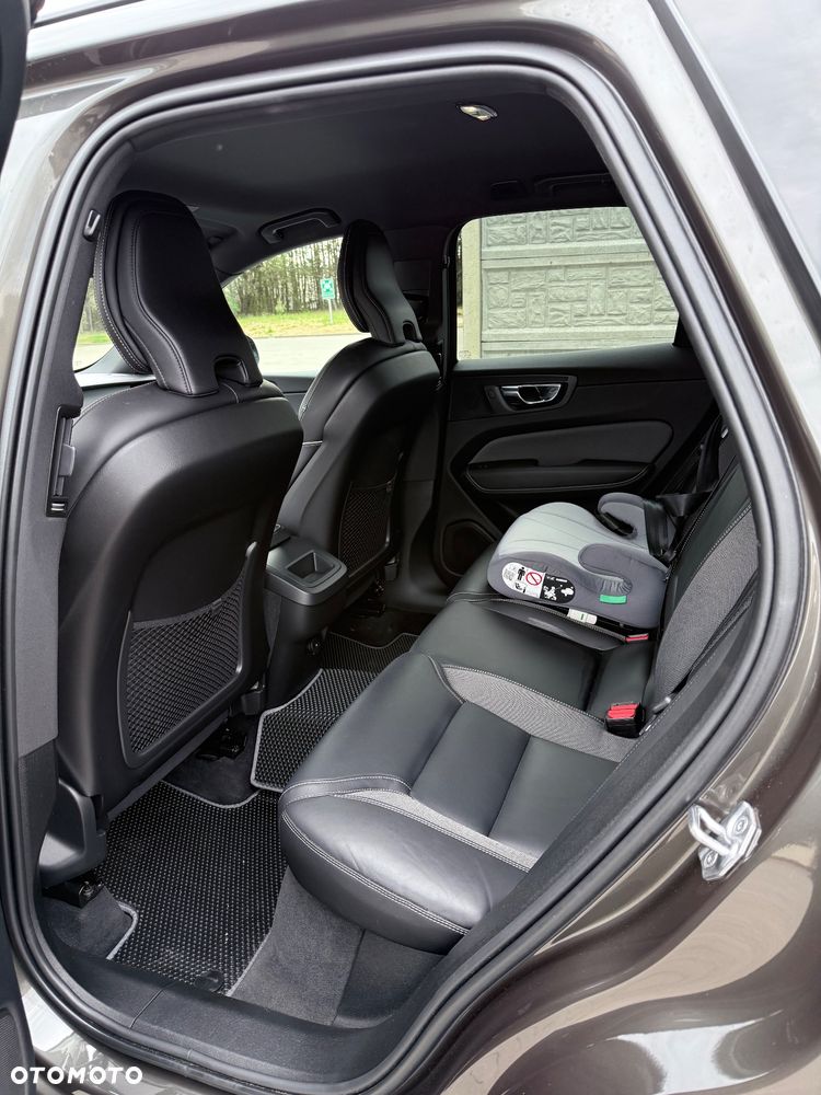 Volvo XC 60 B4 D Plus Dark - 15