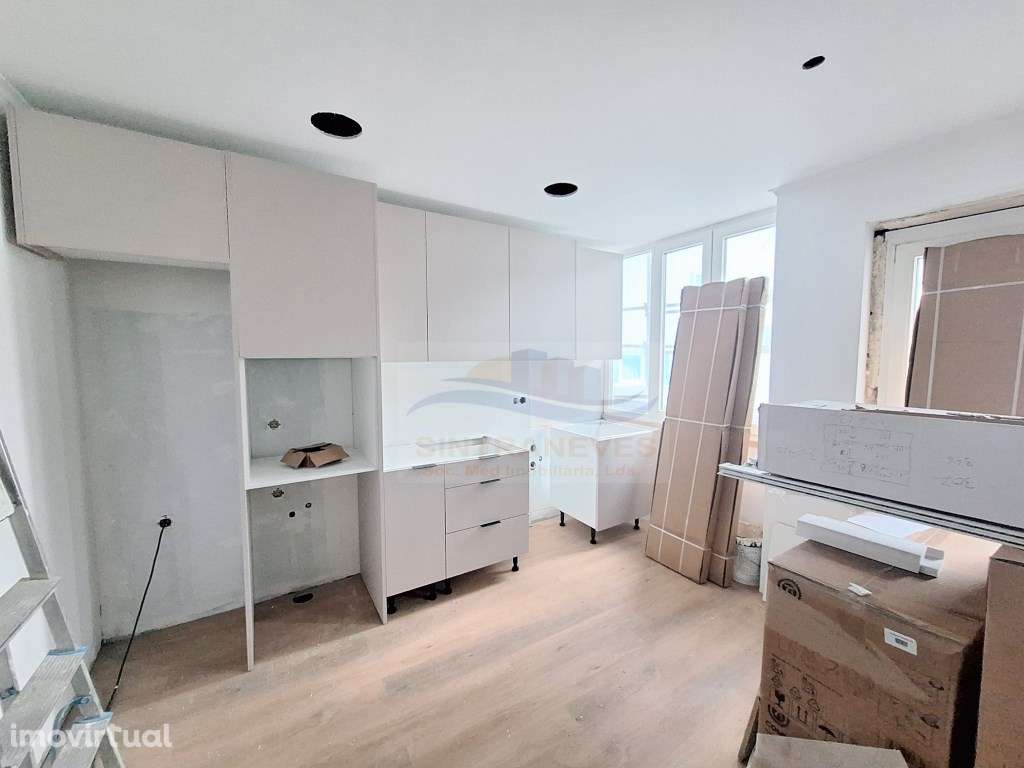 T2 com terraço, remodelação total, edifício e fracções como novos. - Grande imagem: 2/20
