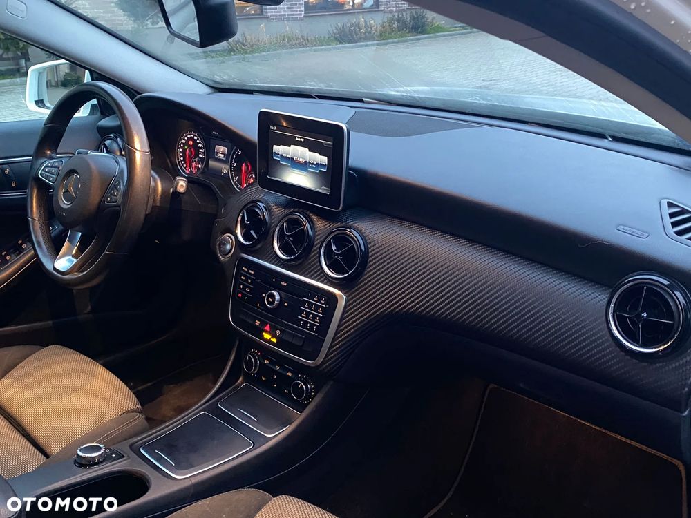 Mercedes-Benz GLA 200 d 7G-DCT - 16