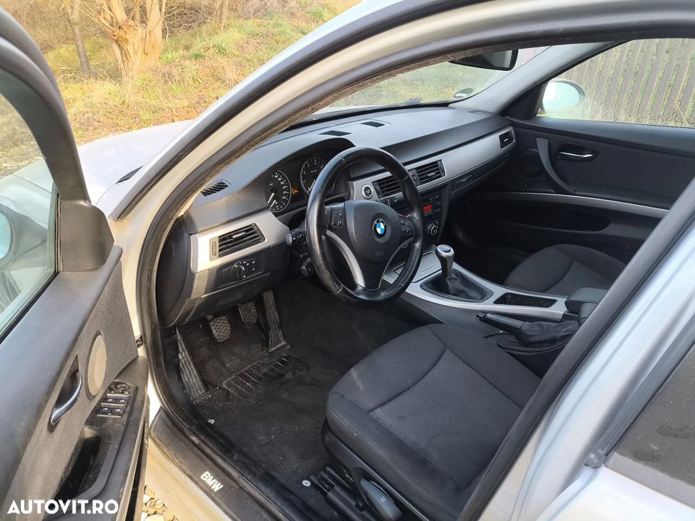 BMW Seria 3 320i Touring - 12