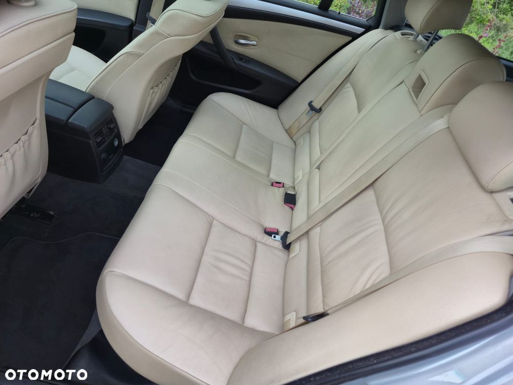 BMW Seria 5 525d xDrive - 13