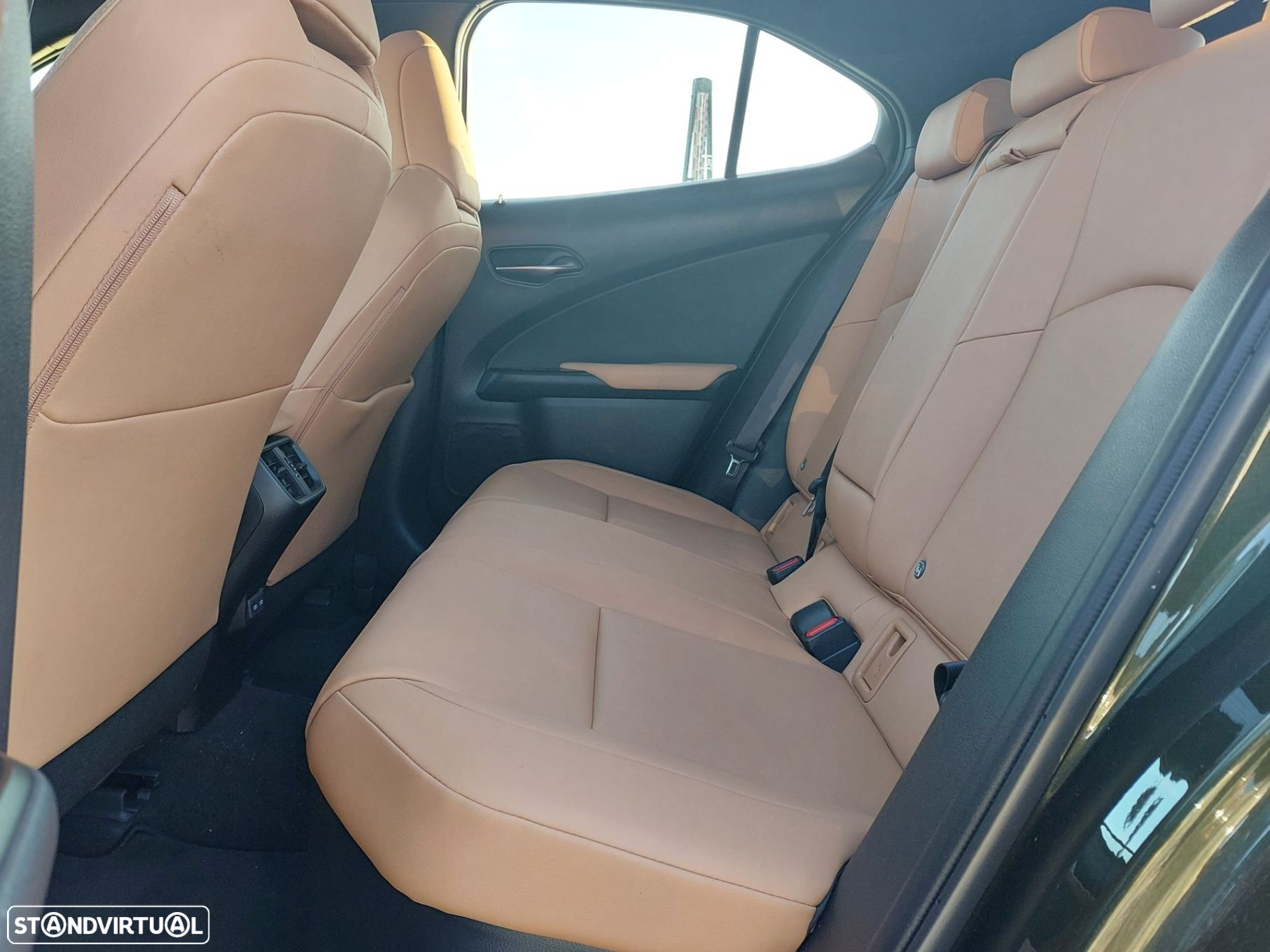 Lexus ux-250h - 16