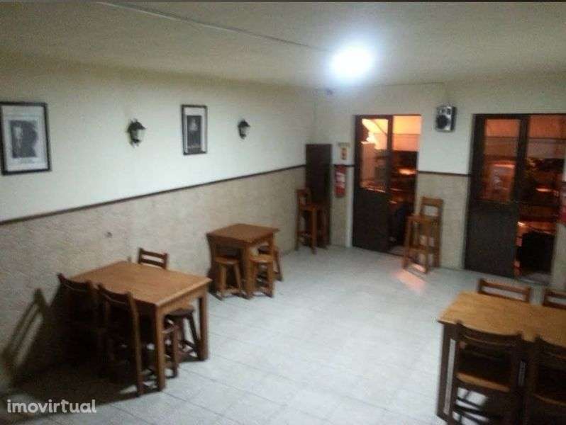 Prédio com comércio ativo - Grande imagem: 5/8