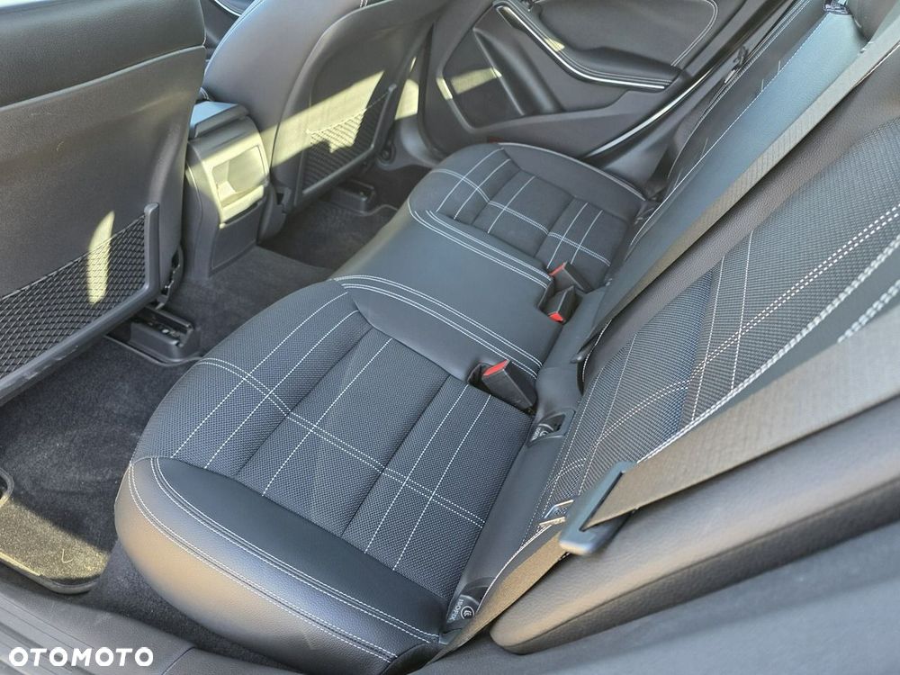 Mercedes-Benz CLA 180 - 30
