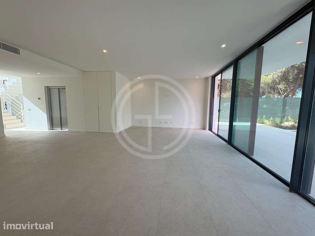 Moradia T4 com piscina, elevador e garagem de 60 m² - Montenegro, Faro - Grande imagem: 5/36
