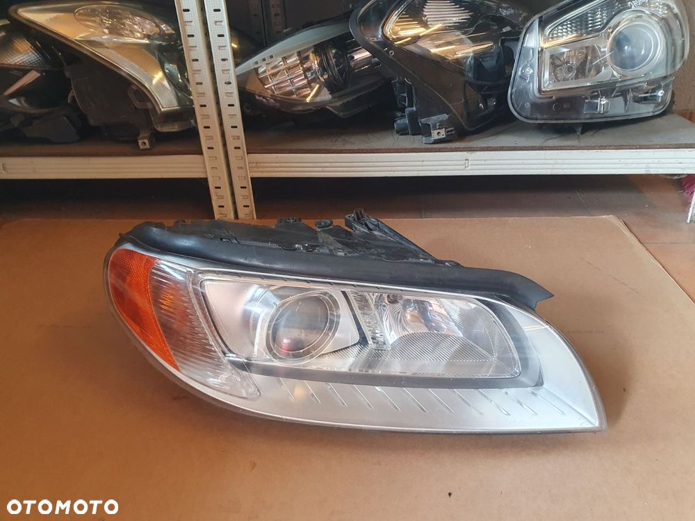 REFLEKTOR PRAWY VOLVO V70 III 3 XC70 II XENON EUROPA