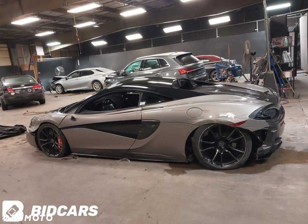 Części z McLaren 570S 3.8L V8 RWD z 2016 roku, wersja USA. - 3