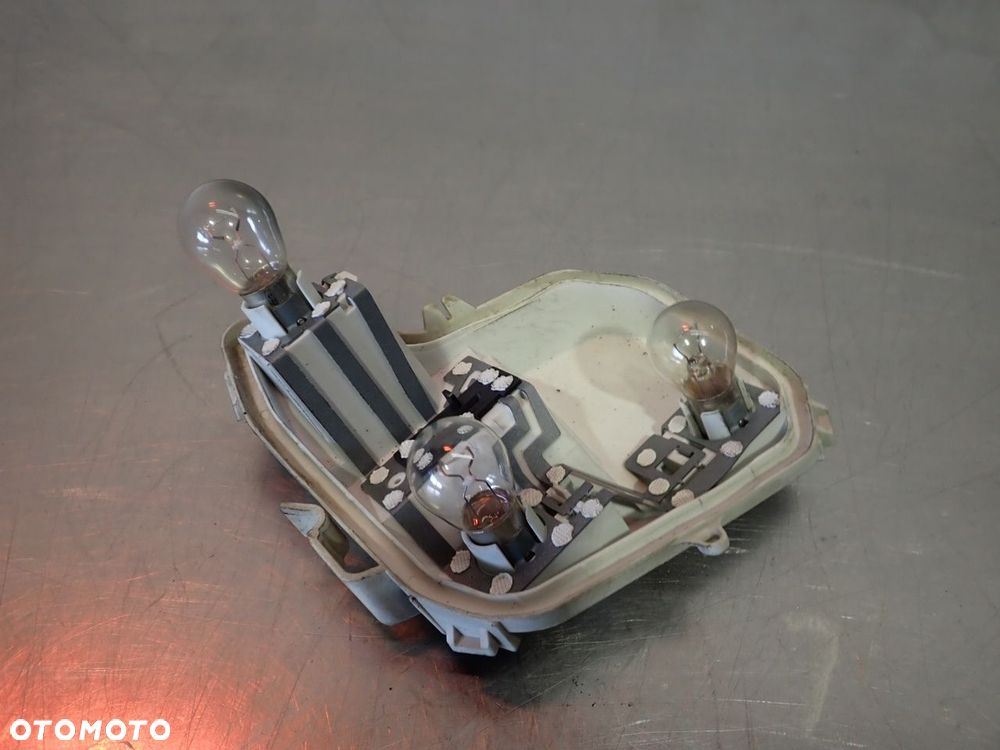 WKŁAD LAMPY PRAWY TYŁ AUDI A4 B7 - 4