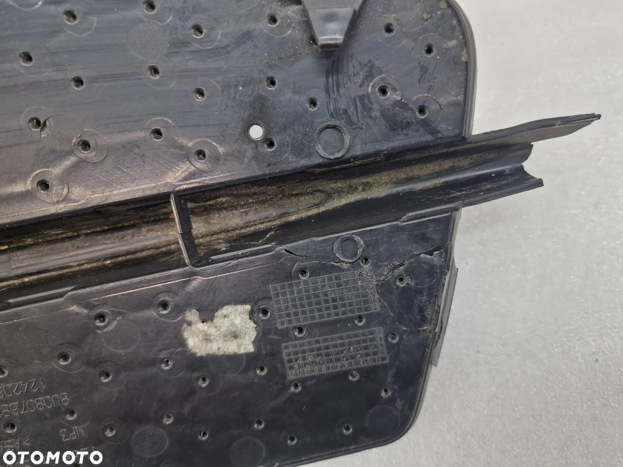 AUDI Q3 8U0 LIFT S-LINE 14- PRAWA KRATKA BOCZNA ZDERZAKA PRZEDNIEGO PRZÓD , NR 8U0807682D , NR AUKCJI E/10 - 22