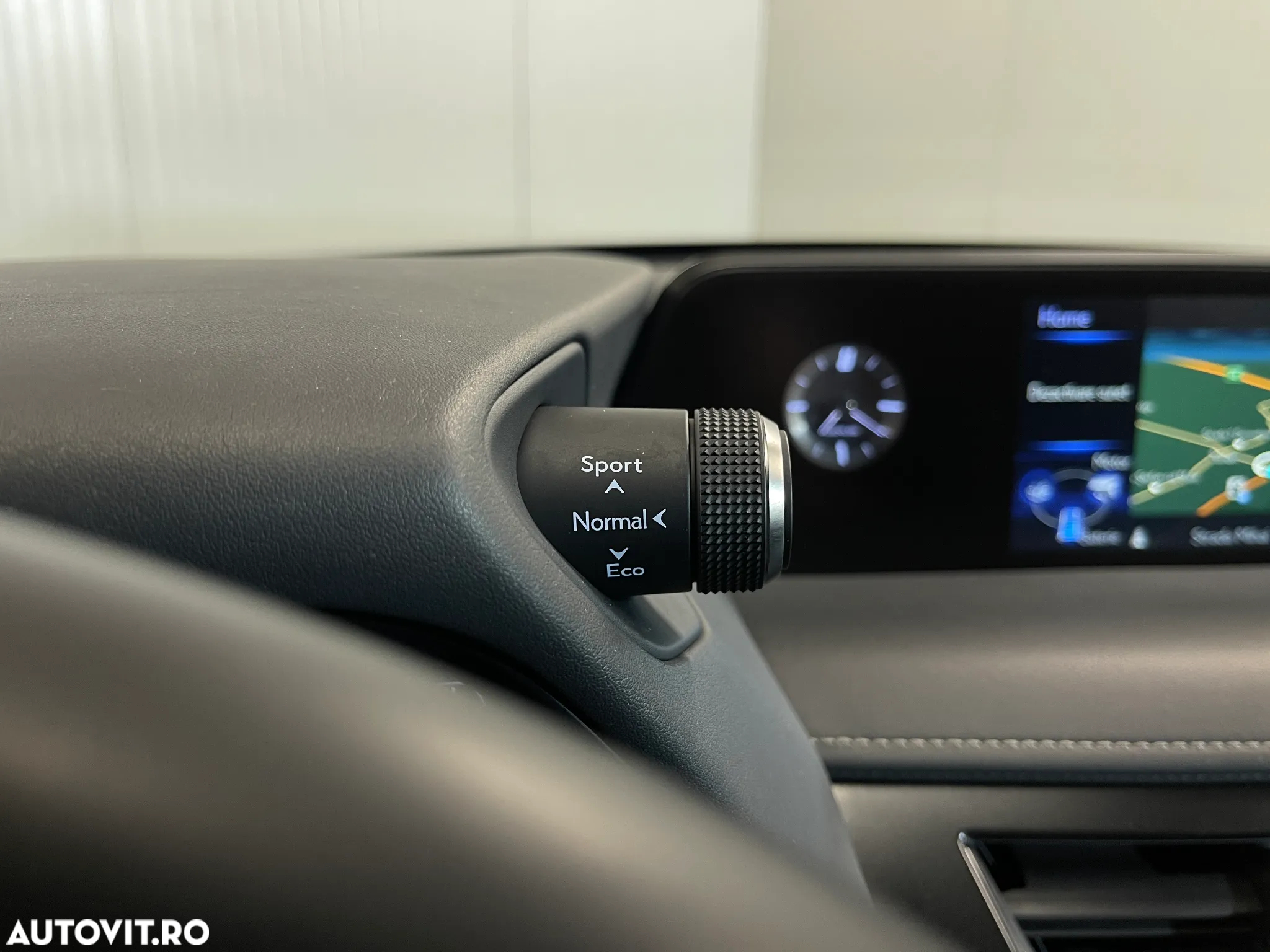 Lexus UX 250h 2.0L HEV 20H- (178 HP) 4X4 CVT Executive - 24