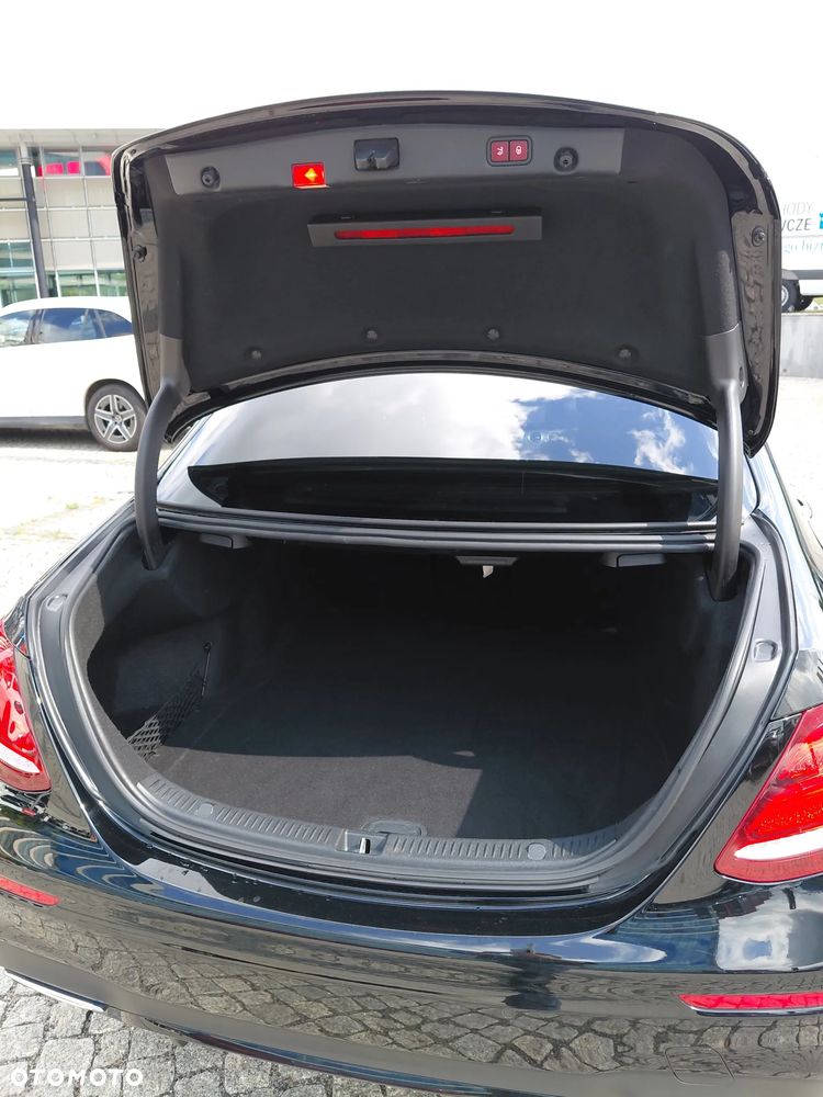 Mercedes-Benz Klasa E 220 d 4-Matic 9G-TRONIC - 26