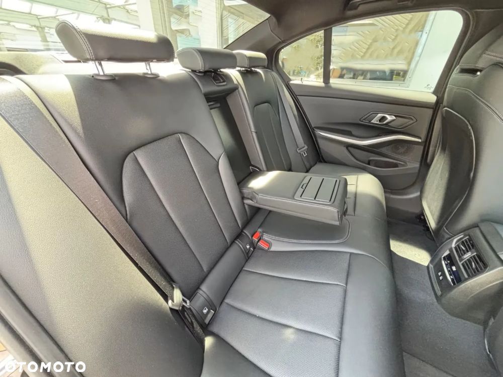BMW Seria 3 318i M Sport - 12