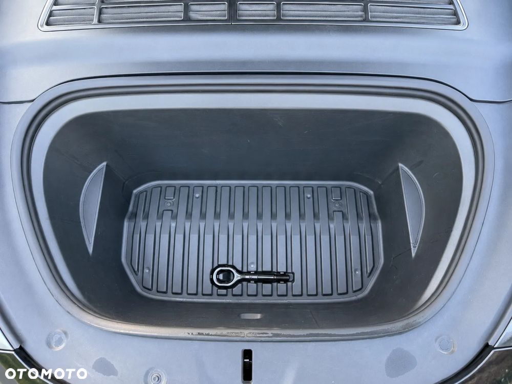 Tesla Model Y Performance AWD - 16