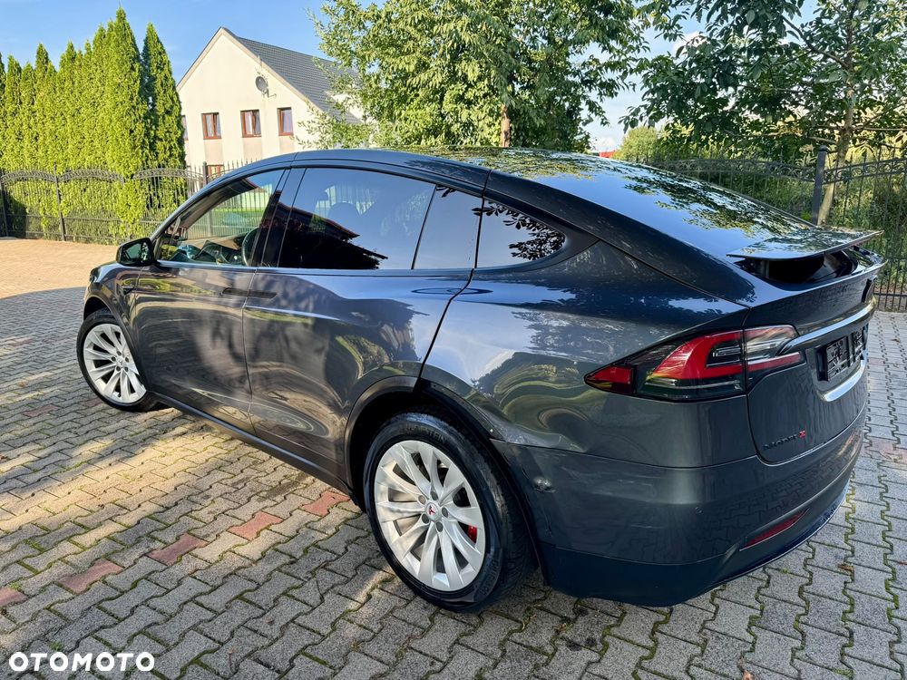 Tesla Model X - 8