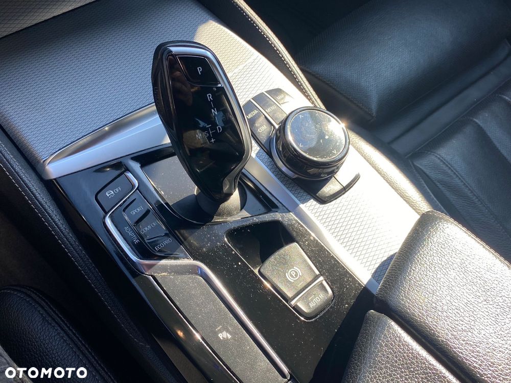 BMW Seria 5 M550i xDrive sport - 31