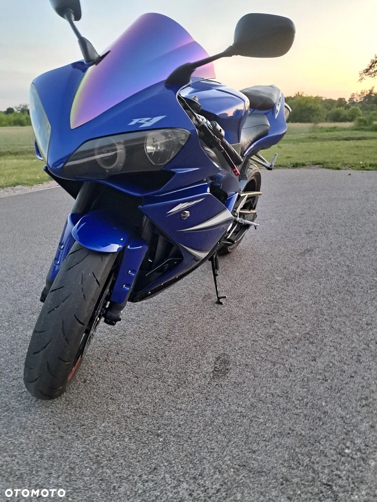 Yamaha R1 - 9
