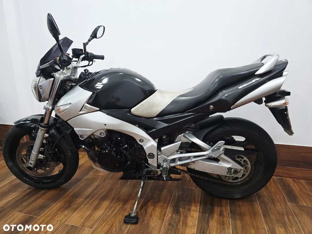 Suzuki GSR - 11