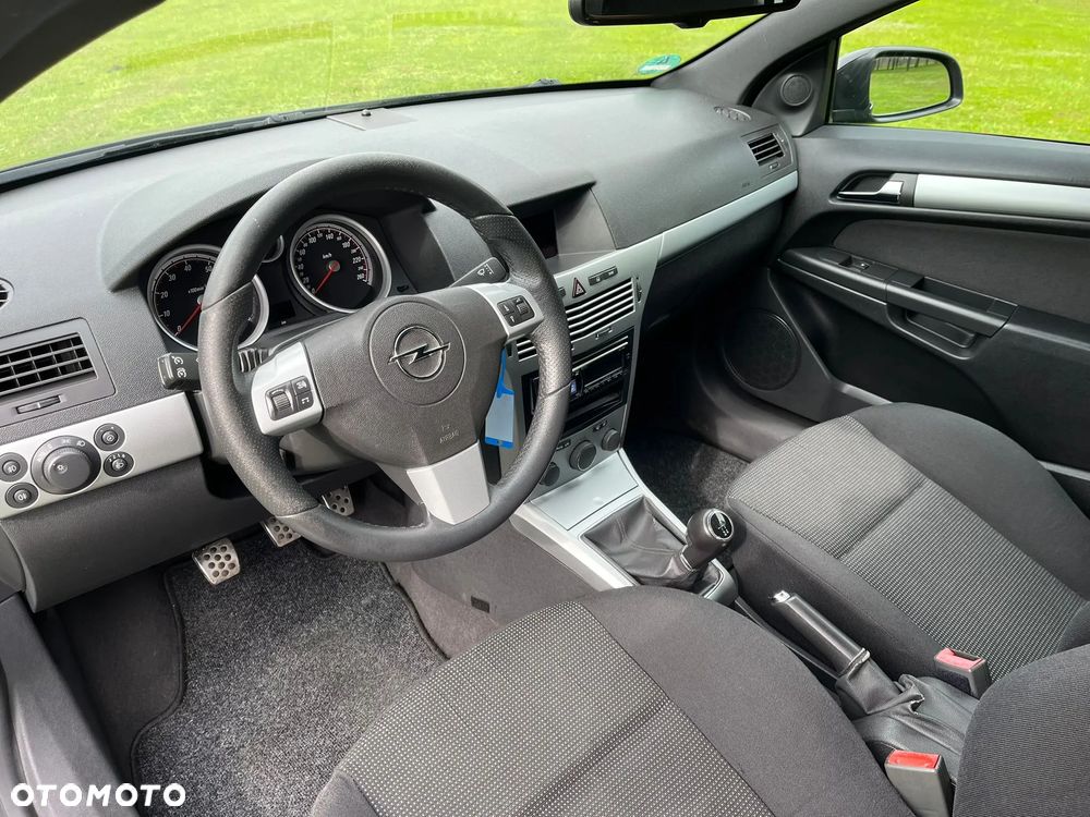 Opel Astra GTC 1.6 Sport - 24