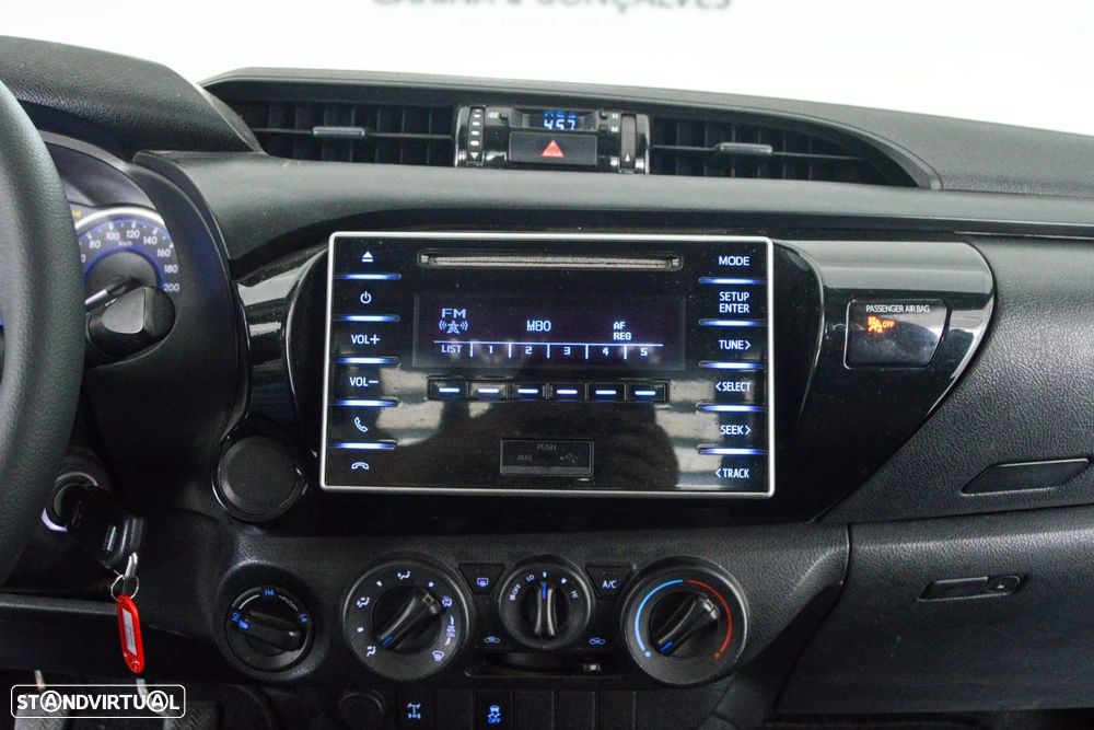 Toyota Hilux 2.4 D-4D 4X4 Cabine Simples 2L - 30